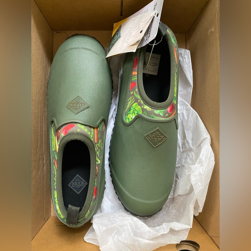 NWT Muck Garden Shoes
